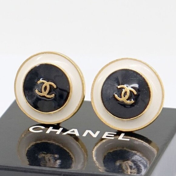 CHANEL CC Logos Black & White Round Clip-On Earrings Gold Tone 96P Auth w/Box q1